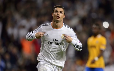 英皇体育-C罗凌空抽射打中横梁