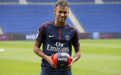 英皇体育快讯-于帕梅卡诺长传发动进攻真稳