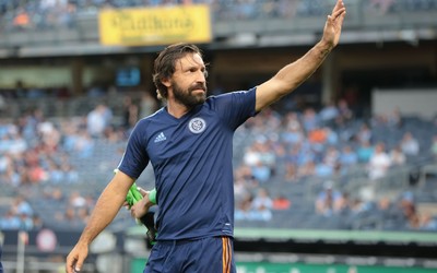 英皇体育焦点-佐默训练中扑出弧线任意球